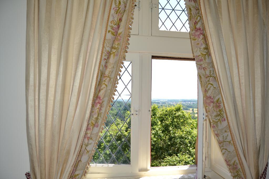 Chateau De Peufeilhoux Vallon-en-Sully Exterior photo